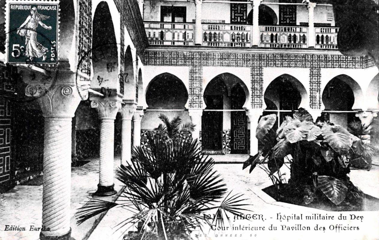 Alger - Hopital du Dey - Pavillon des Officiers - Cour.jpg
